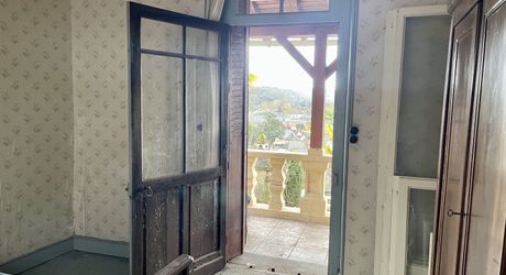 Unique à Montignac-Lascaux, maison ancienne avec piscine, dépendance (maison d’ami ou gîte à finir de restaurer), et un vrai jardin avec une vue imprenable sur le village et la rivière.