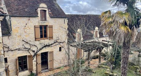 Unique à Montignac-Lascaux, maison ancienne avec piscine, dépendance (maison d’ami ou gîte à finir de restaurer), et un vrai jardin avec une vue imprenable sur le village et la rivière.