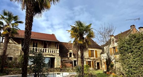 Unique à Montignac-Lascaux, maison ancienne avec piscine, dépendance (maison d’ami ou gîte à finir de restaurer), et un vrai jardin avec une vue imprenable sur le village et la rivière.
