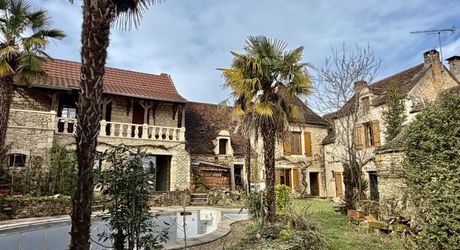 Unique à Montignac-Lascaux, maison ancienne avec piscine, dépendance (maison d’ami ou gîte à finir de restaurer), et un vrai jardin avec une vue imprenable sur le village et la rivière.