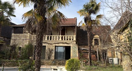 Unique à Montignac-Lascaux, maison ancienne avec piscine, dépendance (maison d’ami ou gîte à finir de restaurer), et un vrai jardin avec une vue imprenable sur le village et la rivière.