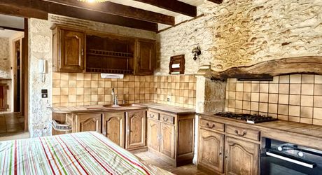 Unique à Montignac-Lascaux, maison ancienne avec piscine, dépendance (maison d’ami ou gîte à finir de restaurer), et un vrai jardin avec une vue imprenable sur le village et la rivière.