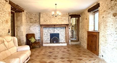 Unique à Montignac-Lascaux, maison ancienne avec piscine, dépendance (maison d’ami ou gîte à finir de restaurer), et un vrai jardin avec une vue imprenable sur le village et la rivière.