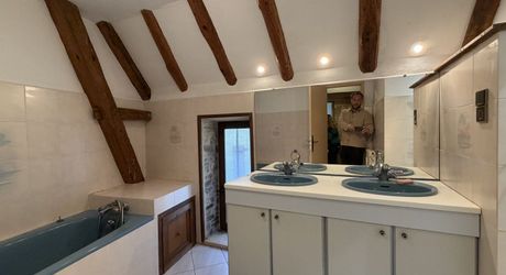 Unique à Montignac-Lascaux, maison ancienne avec piscine, dépendance (maison d’ami ou gîte à finir de restaurer), et un vrai jardin avec une vue imprenable sur le village et la rivière.
