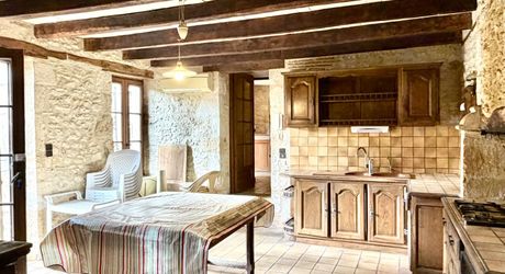 Unique à Montignac-Lascaux, maison ancienne avec piscine, dépendance (maison d’ami ou gîte à finir de restaurer), et un vrai jardin avec une vue imprenable sur le village et la rivière.