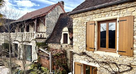 Unique à Montignac-Lascaux, maison ancienne avec piscine, dépendance (maison d’ami ou gîte à finir de restaurer), et un vrai jardin avec une vue imprenable sur le village et la rivière.