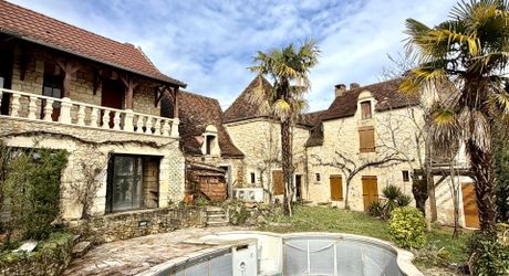 Unique à Montignac-Lascaux, maison ancienne avec piscine, dépendance (maison d’ami ou gîte à finir de restaurer), et un vrai jardin avec une vue imprenable sur le village et la rivière.