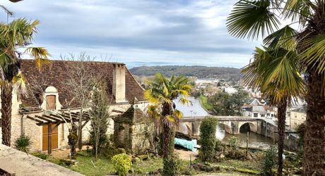 Unique à Montignac-Lascaux, maison ancienne avec piscine, dépendance (maison d’ami ou gîte à finir de restaurer), et un vrai jardin avec une vue imprenable sur le village et la rivière.