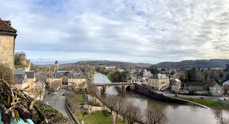 Unique à Montignac-Lascaux, maison ancienne avec piscine, dépendance (maison d’ami ou gîte à finir de restaurer), et un vrai jardin avec une vue imprenable sur le village et la rivière.