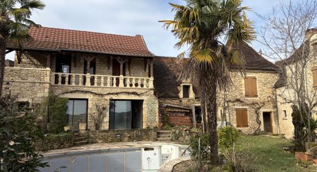 Unique à Montignac-Lascaux, maison ancienne avec piscine, dépendance (maison d’ami ou gîte à finir de restaurer), et un vrai jardin avec une vue imprenable sur le village et la rivière.