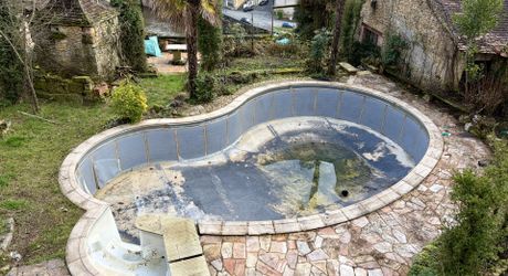 Unique à Montignac-Lascaux, maison ancienne avec piscine, dépendance (maison d’ami ou gîte à finir de restaurer), et un vrai jardin avec une vue imprenable sur le village et la rivière.