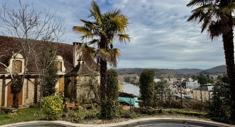 Unique à Montignac-Lascaux, maison ancienne avec piscine, dépendance (maison d’ami ou gîte à finir de restaurer), et un vrai jardin avec une vue imprenable sur le village et la rivière.