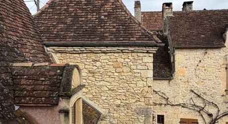 Unique à Montignac-Lascaux, maison ancienne avec piscine, dépendance (maison d’ami ou gîte à finir de restaurer), et un vrai jardin avec une vue imprenable sur le village et la rivière.