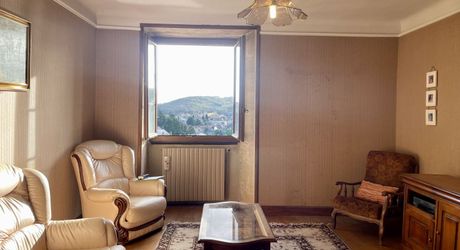 Unique à Montignac-Lascaux, maison ancienne avec piscine, dépendance (maison d’ami ou gîte à finir de restaurer), et un vrai jardin avec une vue imprenable sur le village et la rivière.