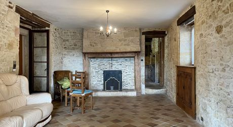Unique à Montignac-Lascaux, maison ancienne avec piscine, dépendance (maison d’ami ou gîte à finir de restaurer), et un vrai jardin avec une vue imprenable sur le village et la rivière.