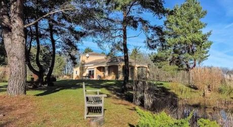 En Périgord Noir, Maison contemporaine avec piscine et superbe terrain arboré dans un environnement calme et tranquille. 