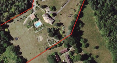 En Périgord Noir, Maison contemporaine avec piscine et superbe terrain arboré dans un environnement calme et tranquille. 