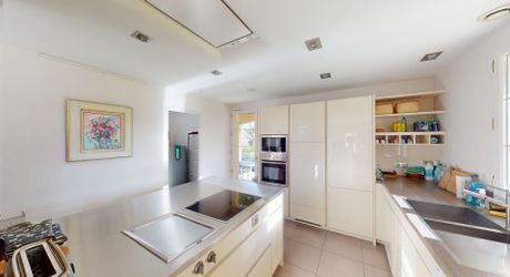 En Périgord Noir, Maison contemporaine avec piscine et superbe terrain arboré dans un environnement calme et tranquille. 