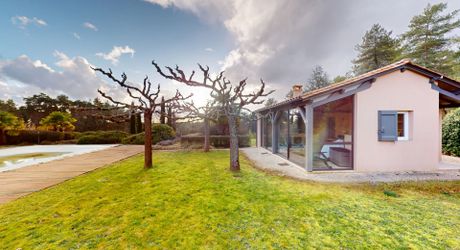 En Périgord Noir, Maison contemporaine avec piscine et superbe terrain arboré dans un environnement calme et tranquille. 