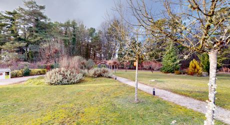 En Périgord Noir, Maison contemporaine avec piscine et superbe terrain arboré dans un environnement calme et tranquille. 