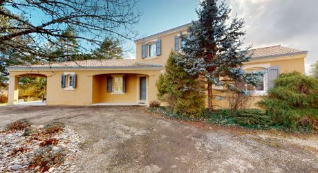 En Périgord Noir, Maison contemporaine avec piscine et superbe terrain arboré dans un environnement calme et tranquille. 