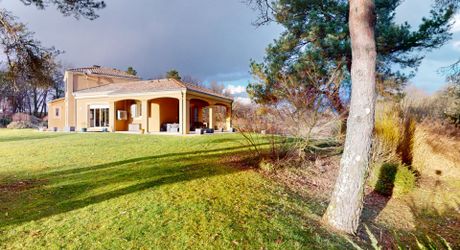 En Périgord Noir, Maison contemporaine avec piscine et superbe terrain arboré dans un environnement calme et tranquille. 