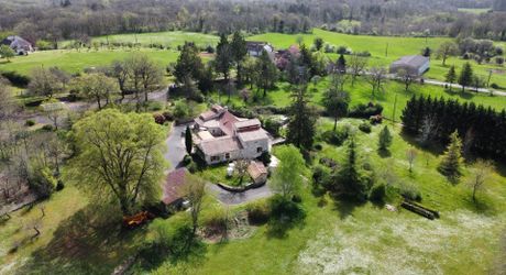 Entre Martel, Brive la Gaillarde et Souillac, Propriété sur un très beau terrain de 2.5 ha avec grande maison de plus de 240 m² habitables, et un atelier.