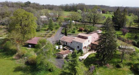 Entre Martel, Brive la Gaillarde et Souillac, Propriété sur un très beau terrain de 2.5 ha avec grande maison de plus de 240 m² habitables, et un atelier.