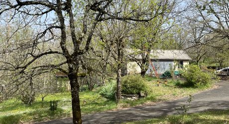 Entre Martel, Brive la Gaillarde et Souillac, Propriété sur un très beau terrain de 2.5 ha avec grande maison de plus de 240 m² habitables, et un atelier.