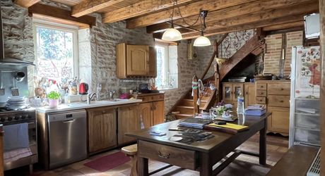 Entre Martel, Brive la Gaillarde et Souillac, Propriété sur un très beau terrain de 2.5 ha avec grande maison de plus de 240 m² habitables, et un atelier.