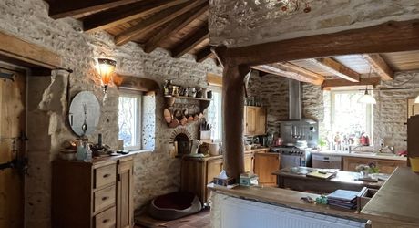 Entre Martel, Brive la Gaillarde et Souillac, Propriété sur un très beau terrain de 2.5 ha avec grande maison de plus de 240 m² habitables, et un atelier.