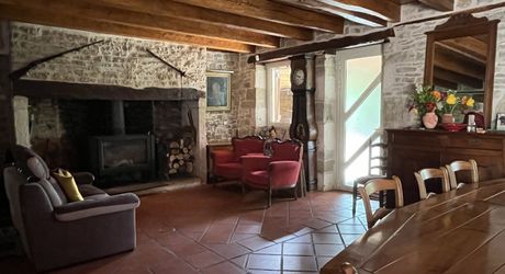 Entre Martel, Brive la Gaillarde et Souillac, Propriété sur un très beau terrain de 2.5 ha avec grande maison de plus de 240 m² habitables, et un atelier.