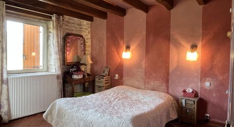 Entre Martel, Brive la Gaillarde et Souillac, Propriété sur un très beau terrain de 2.5 ha avec grande maison de plus de 240 m² habitables, et un atelier.