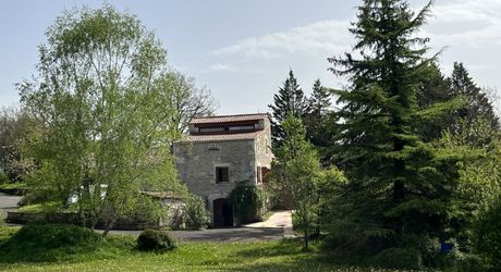 Entre Martel, Brive la Gaillarde et Souillac, Propriété sur un très beau terrain de 2.5 ha avec grande maison de plus de 240 m² habitables, et un atelier.