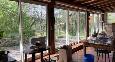 Entre Martel, Brive la Gaillarde et Souillac, Propriété sur un très beau terrain de 2.5 ha avec grande maison de plus de 240 m² habitables, et un atelier.