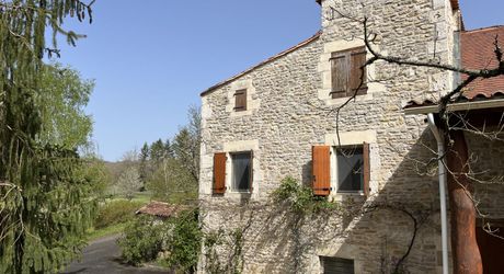 Entre Martel, Brive la Gaillarde et Souillac, Propriété sur un très beau terrain de 2.5 ha avec grande maison de plus de 240 m² habitables, et un atelier.