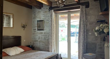 Entre Martel, Brive la Gaillarde et Souillac, Propriété sur un très beau terrain de 2.5 ha avec grande maison de plus de 240 m² habitables, et un atelier.