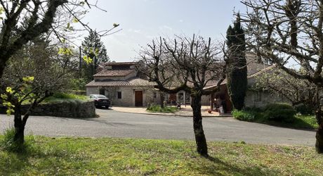 Entre Martel, Brive la Gaillarde et Souillac, Propriété sur un très beau terrain de 2.5 ha avec grande maison de plus de 240 m² habitables, et un atelier.