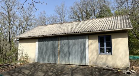 Entre Martel, Brive la Gaillarde et Souillac, Propriété sur un très beau terrain de 2.5 ha avec grande maison de plus de 240 m² habitables, et un atelier.