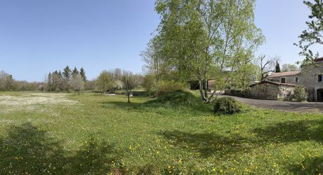 Entre Martel, Brive la Gaillarde et Souillac, Propriété sur un très beau terrain de 2.5 ha avec grande maison de plus de 240 m² habitables, et un atelier.