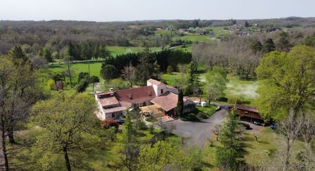 Entre Martel, Brive la Gaillarde et Souillac, Propriété sur un très beau terrain de 2.5 ha avec grande maison de plus de 240 m² habitables, et un atelier.