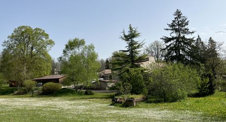 Entre Martel, Brive la Gaillarde et Souillac, Propriété sur un très beau terrain de 2.5 ha avec grande maison de plus de 240 m² habitables, et un atelier.