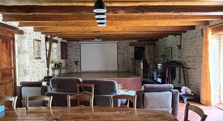 Entre Martel, Brive la Gaillarde et Souillac, Propriété sur un très beau terrain de 2.5 ha avec grande maison de plus de 240 m² habitables, et un atelier.