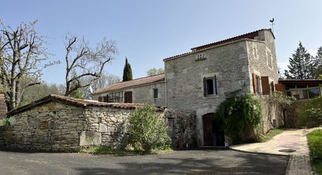 Entre Martel, Brive la Gaillarde et Souillac, Propriété sur un très beau terrain de 2.5 ha avec grande maison de plus de 240 m² habitables, et un atelier.