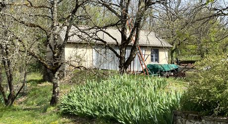 Entre Martel, Brive la Gaillarde et Souillac, Propriété sur un très beau terrain de 2.5 ha avec grande maison de plus de 240 m² habitables, et un atelier.