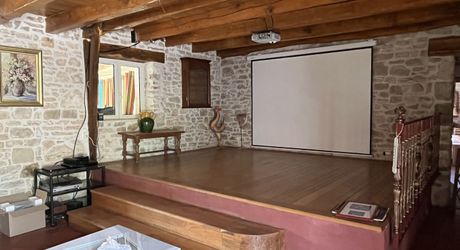 Entre Martel, Brive la Gaillarde et Souillac, Propriété sur un très beau terrain de 2.5 ha avec grande maison de plus de 240 m² habitables, et un atelier.