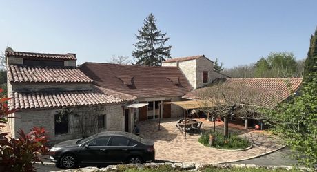 Entre Martel, Brive la Gaillarde et Souillac, Propriété sur un très beau terrain de 2.5 ha avec grande maison de plus de 240 m² habitables, et un atelier.