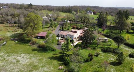 Entre Martel, Brive la Gaillarde et Souillac, Propriété sur un très beau terrain de 2.5 ha avec grande maison de plus de 240 m² habitables, et un atelier.