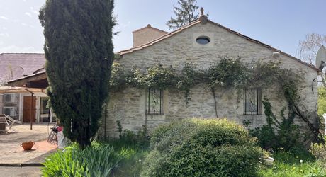 Entre Martel, Brive la Gaillarde et Souillac, Propriété sur un très beau terrain de 2.5 ha avec grande maison de plus de 240 m² habitables, et un atelier.