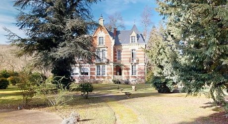 Aux portes du Périgord Noir, aux abords de Souillac en direction de Sarlat, au centre d'un magnifique parc de 3 hectares, belle demeure rénovée offrant plus de 500 m² habitables, avec piscine et dépendance.
